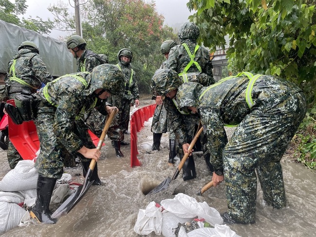 太麻里沙崙溪溢堤  國軍協助防土石沖入街道 | 華視新聞