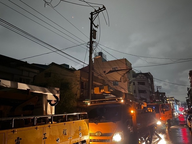 颱風山陀兒釀高雄逾15萬戶停電  台電跨區搶修 | 華視新聞