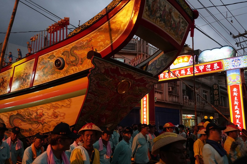 東港迎王平安祭陸上行舟  民眾爭睹（2）