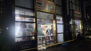 颱風山陀兒肆虐 高雄超商玻璃門被風吹垮滿目瘡痍