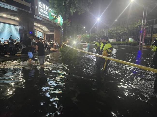 瞬間暴雨夜襲宜蘭羅東 水深一度及膝 | 華視新聞