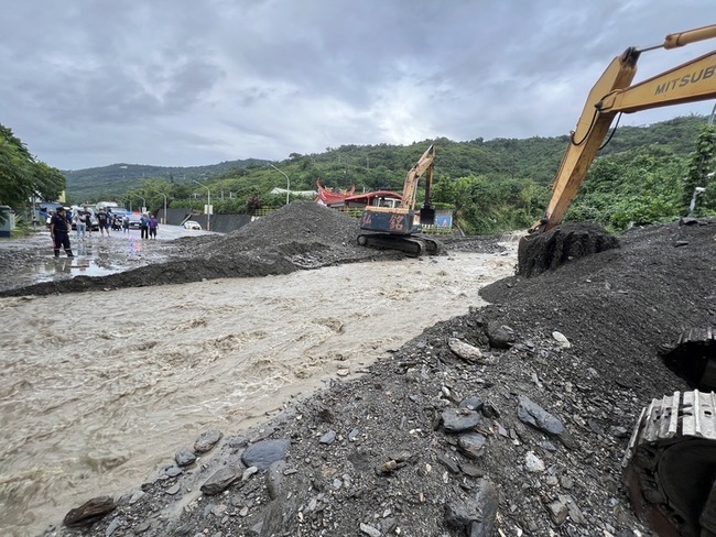 野溪暴漲土石淹沒路面 南迴公路三和路段雙向中斷 | 華視新聞