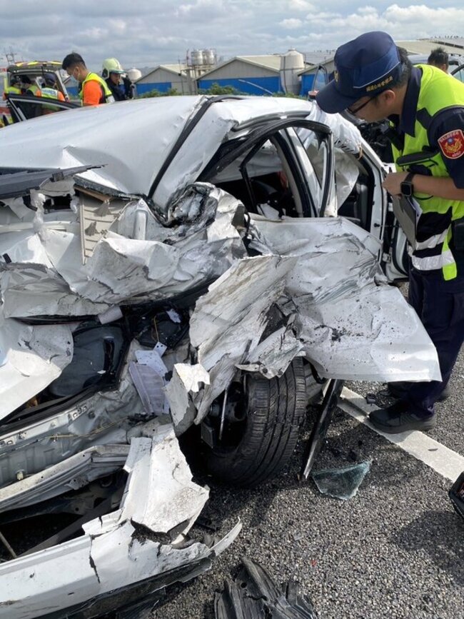 國道1號虎尾段2車碰撞事故  1命危4傷 | 華視新聞