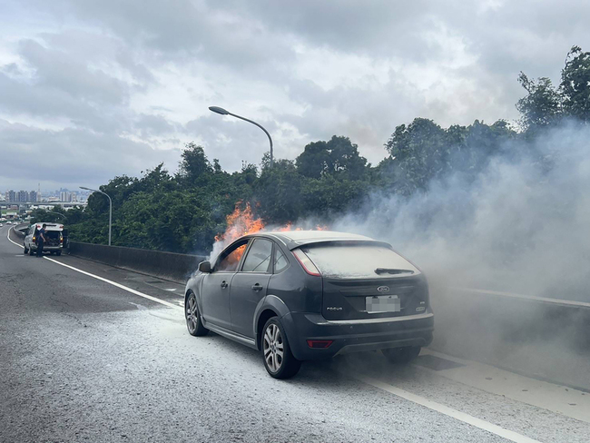 台74甲花壇至台中路段火燒車  幸無人受傷 | 華視新聞