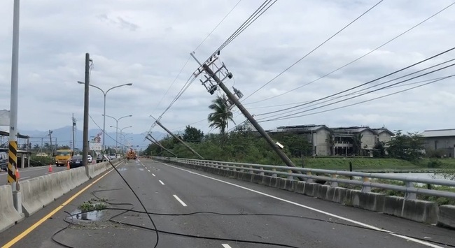 台17線屏東大潭段電桿傾倒  搶修僅開放單線通行 | 華視新聞