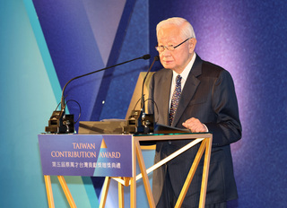 張忠謀：26日參加台積電運動會 自傳下冊11月底出版