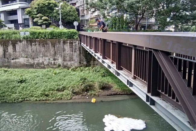 消防泡沫外流污染溝渠 新北環保局溯源稽查告發 | 華視新聞