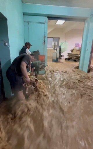 淡水三芝山區暴雨泥水灌民宅 橫山國小撤師生