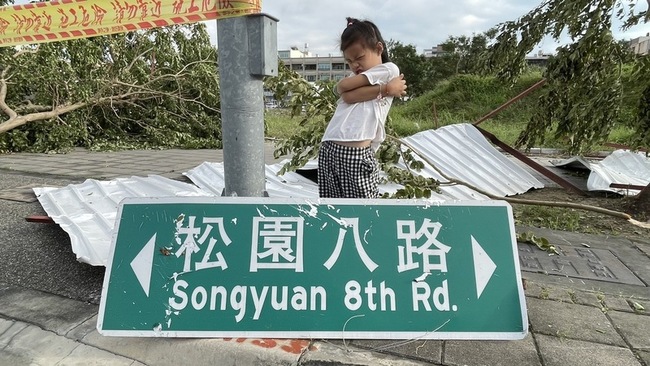 颱風山陀兒肆虐高雄 民眾爭撿路牌合照小心挨罰 | 華視新聞