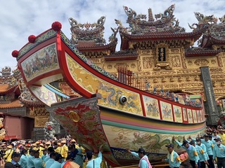 屏東迎王祭典掃颱風陰霾 遷船遶境滿人潮