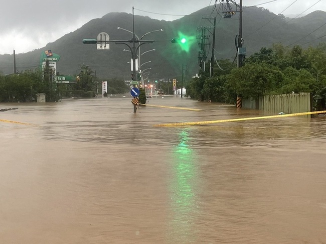 北海岸豪雨金山淡水萬里8條路不通 市府處理中 | 華視新聞