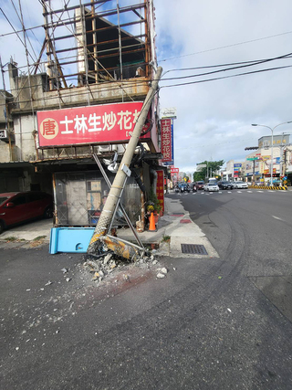 彰化聯結車疑未注意內輪差 右轉撞倒電線桿