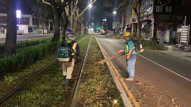 高雄輕軌軌道落葉多車輪打滑  營運期間持續清理 | 華視新聞