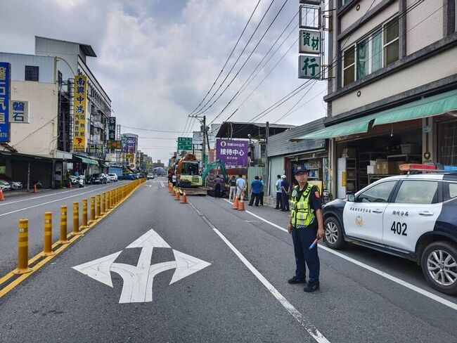 屏東潮州新建案旁現坑洞灌漿補強 警封鎖現場 | 華視新聞