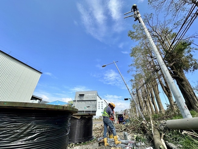 高雄1萬6000餘戶仍無電可用  台電全力搶修 | 華視新聞