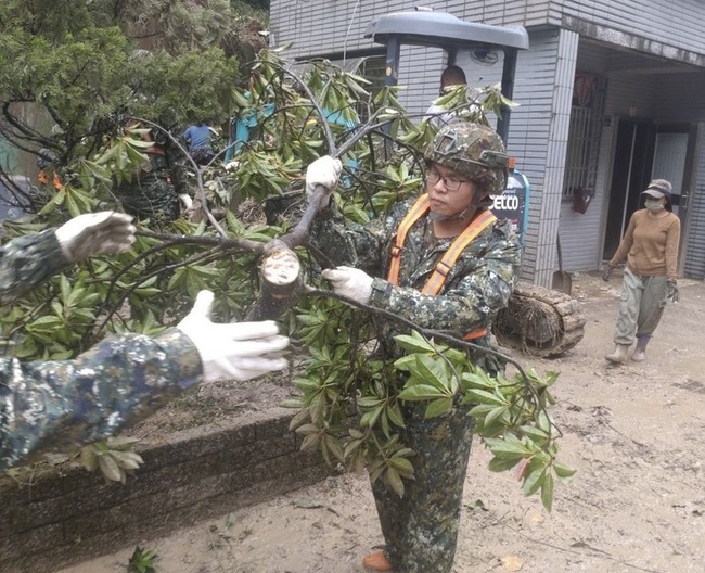 國軍431名兵力赴基隆與金山  協助民眾清淤土石 | 華視新聞