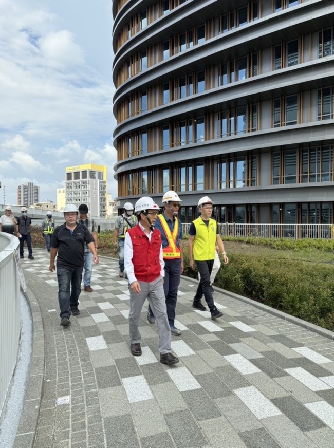 高雄車站天棚灌木植披挺過颱風 自行車道鋪設完畢 | 華視新聞