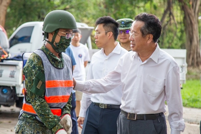 國軍支援高屏救災  顧立雄帶手搖飲料慰勉官兵 | 華視新聞