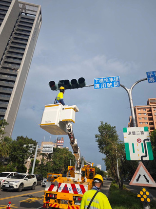 風災重創高雄號誌搶修近300路口 主要幹道恢復運作