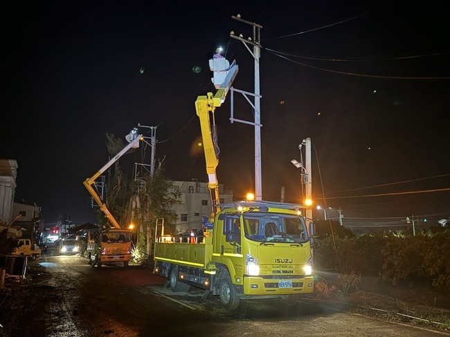 颱風來襲高雄一度逾20萬戶停電 台電：已全數復電 | 華視新聞