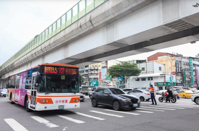 台中公車大執法12天查67件 其中29件是闖紅燈 | 華視新聞