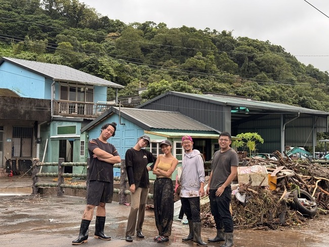 北海岸豪雨居民互助 會館供房洗澡、師跨校清淤 | 華視新聞