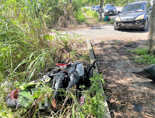 東華大學男大生騎機車遭轎車撞飛落草叢 傷重不治 | 華視新聞