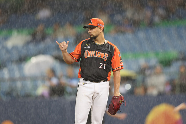 獅隊因雨裁定勝悍將 勝騎士奪第14勝獨居勝投王 | 華視新聞