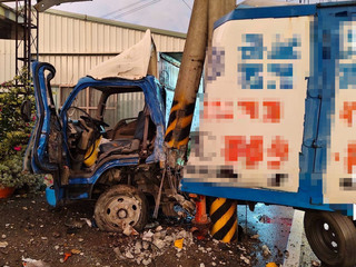 天雨路滑小貨車阿里山公路撞電桿 駕駛傷重不治