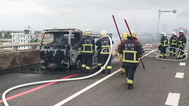 國5火燒車 事故路段北向全線短暫封閉5分鐘 | 華視新聞