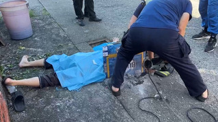 台東8旬翁領重陽壽桃 身分證掉水溝伸手撿遭卡住