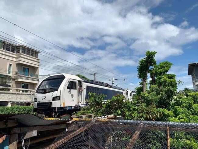 台鐵新柴電機車R200動力異常 卡花蓮平交道逾30分鐘 | 華視新聞