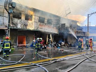 逢甲商圈商店火警延燒4棟鐵皮屋 幸無人員傷亡