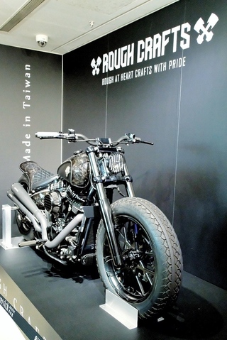 世界手工改造摩托車冠軍葉韋廷 桃機展示台灣工藝