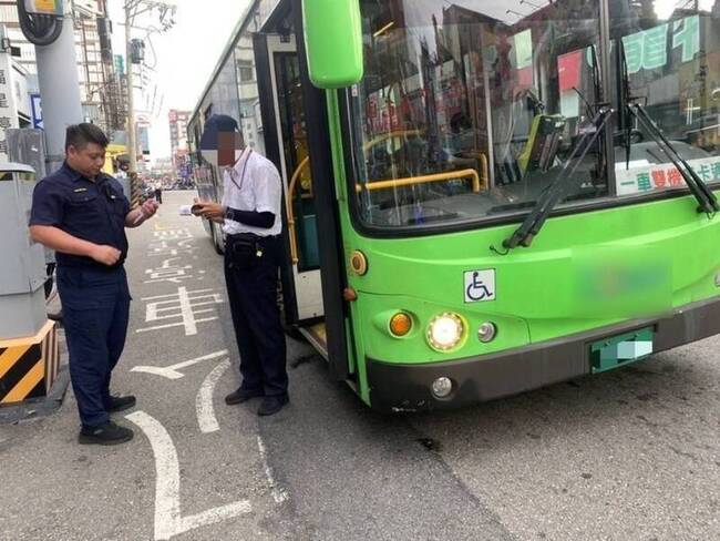 中市公車大執法  駕駛跨雙黃線提前左轉遭警查獲 | 華視新聞