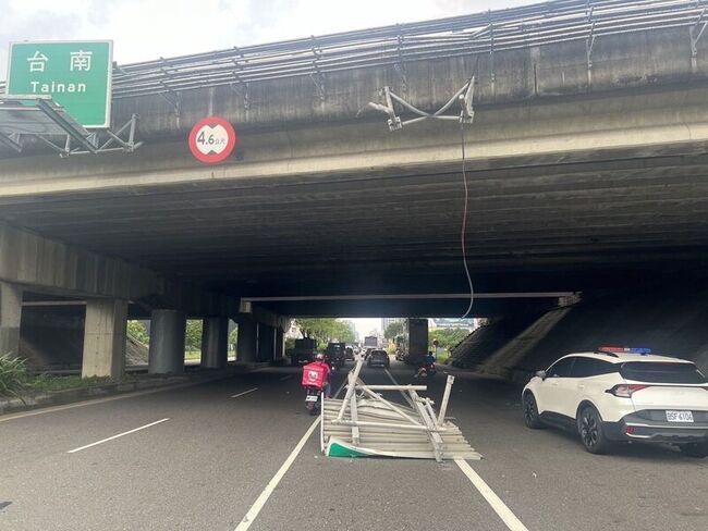 曳引車過高 撞落國1永康交流道涵洞路標險砸2機車 | 華視新聞