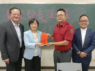 不捨消防員颱風買午餐遭議 劉世芳扮外送員請吃便當