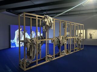 黃博志倫敦個展  探索亞洲成衣業與移民者故事