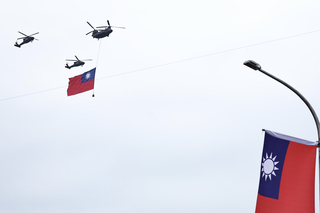 古寧頭參戰英雄領唱國歌 巨幅國旗飄揚府前