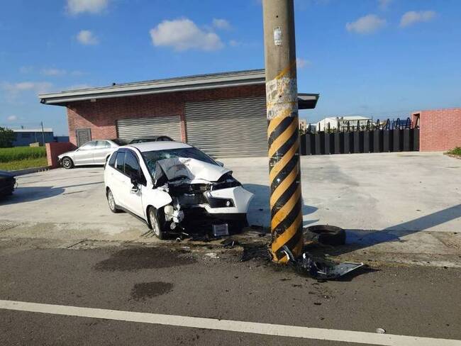 苗140縣道轎車逆向撞電桿 女駕駛受傷送醫 | 華視新聞