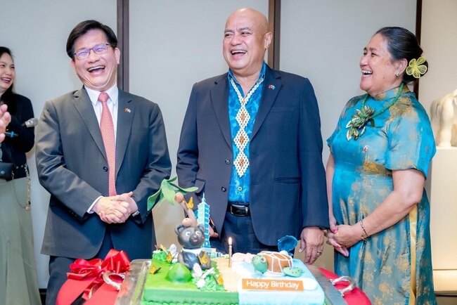 吐瓦魯總理與台灣共慶生日 林佳龍準備蛋糕祝賀 | 華視新聞