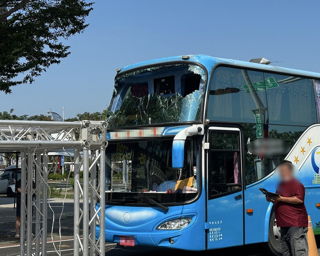 雲林遊覽車撞倒國慶焰火拱門  車上1學生受傷 | 華視新聞