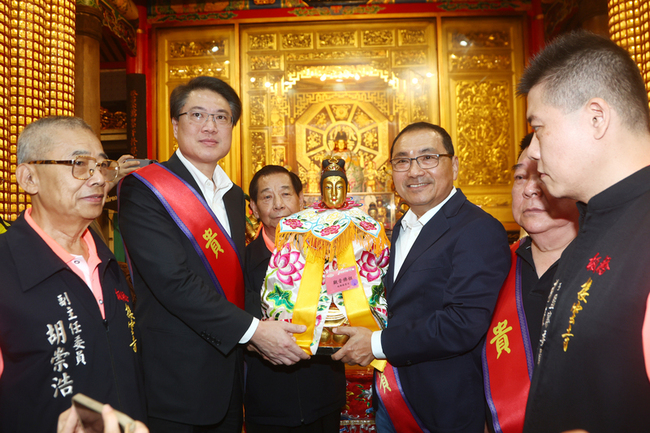 新北板橋接雲寺繞境祈福 百年來觀音首度出巡 | 華視新聞