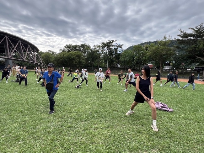 助南迴偏鄉  網紅凱莉哥攜手企業號召公益路跑 | 華視新聞