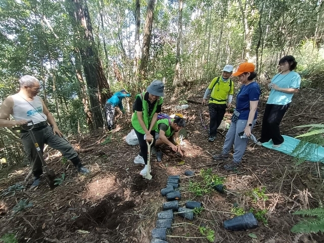 百名山友登台中東卯山  一人一樹苗維護步道安全 | 華視新聞