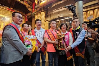 板橋觀音出巡  藍綠白市長可能參選人不缺席