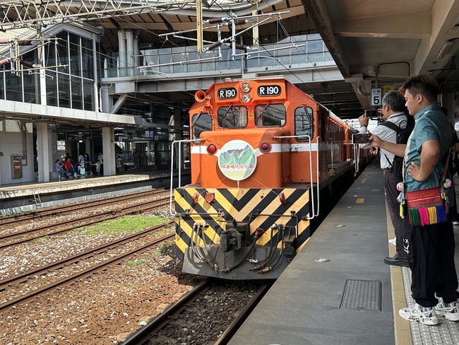 台鐵總統花車首發 花蓮站熱鬧滾滾 | 華視新聞