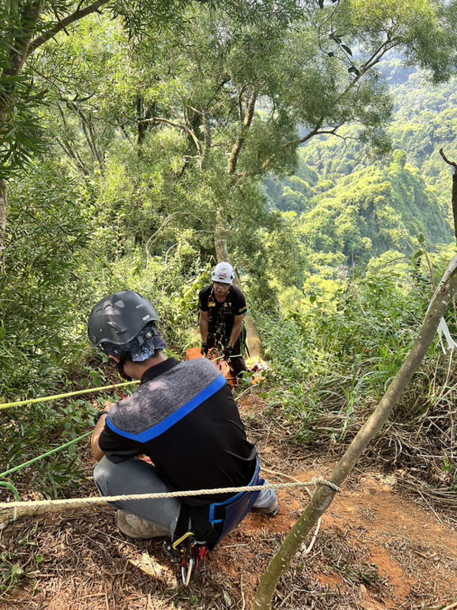 夫婦南投名間登山  妻失足跌落50公尺邊坡身亡 | 華視新聞