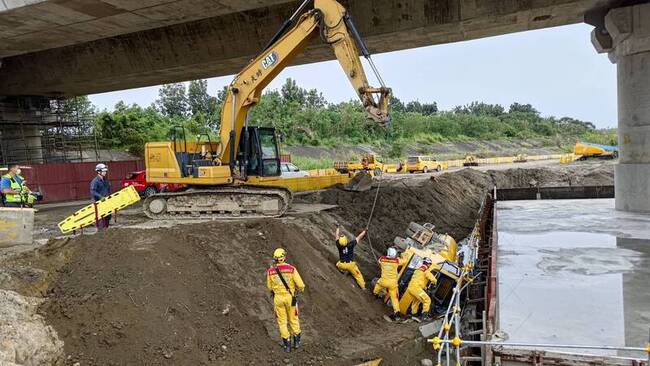 國10橋梁補強 印尼移工開工程灑水車翻覆不治 | 華視新聞