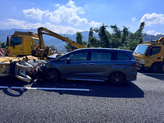 南投國6施工緩撞車遭撞  肇事汽車駕駛乘客3傷 | 華視新聞